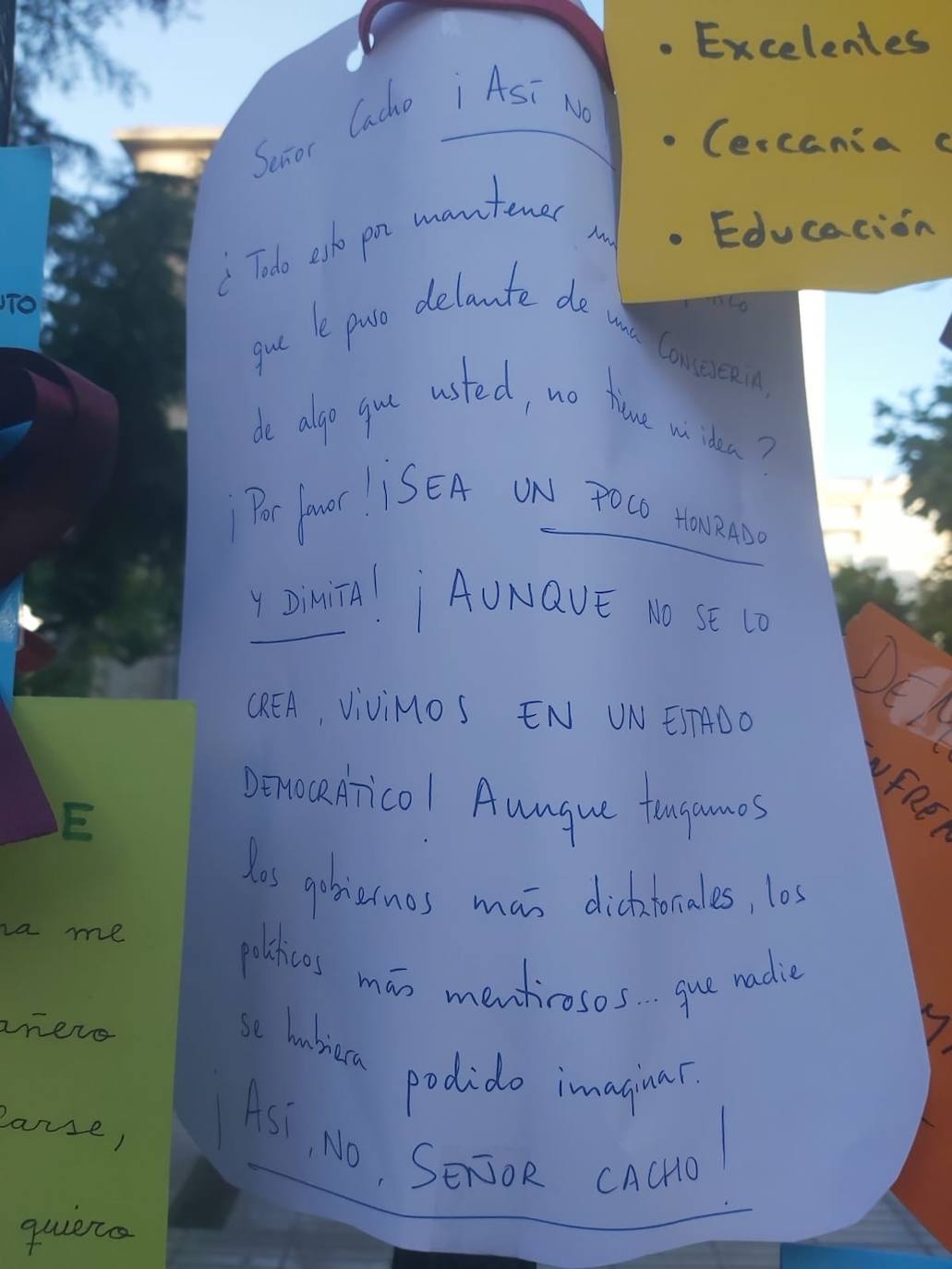 Padres de alumnos, exalumnos del colegio y defensores de la educación concertada y «de la elección de colegio» llenan la puerta del centro logroñés con escritos y dibujos