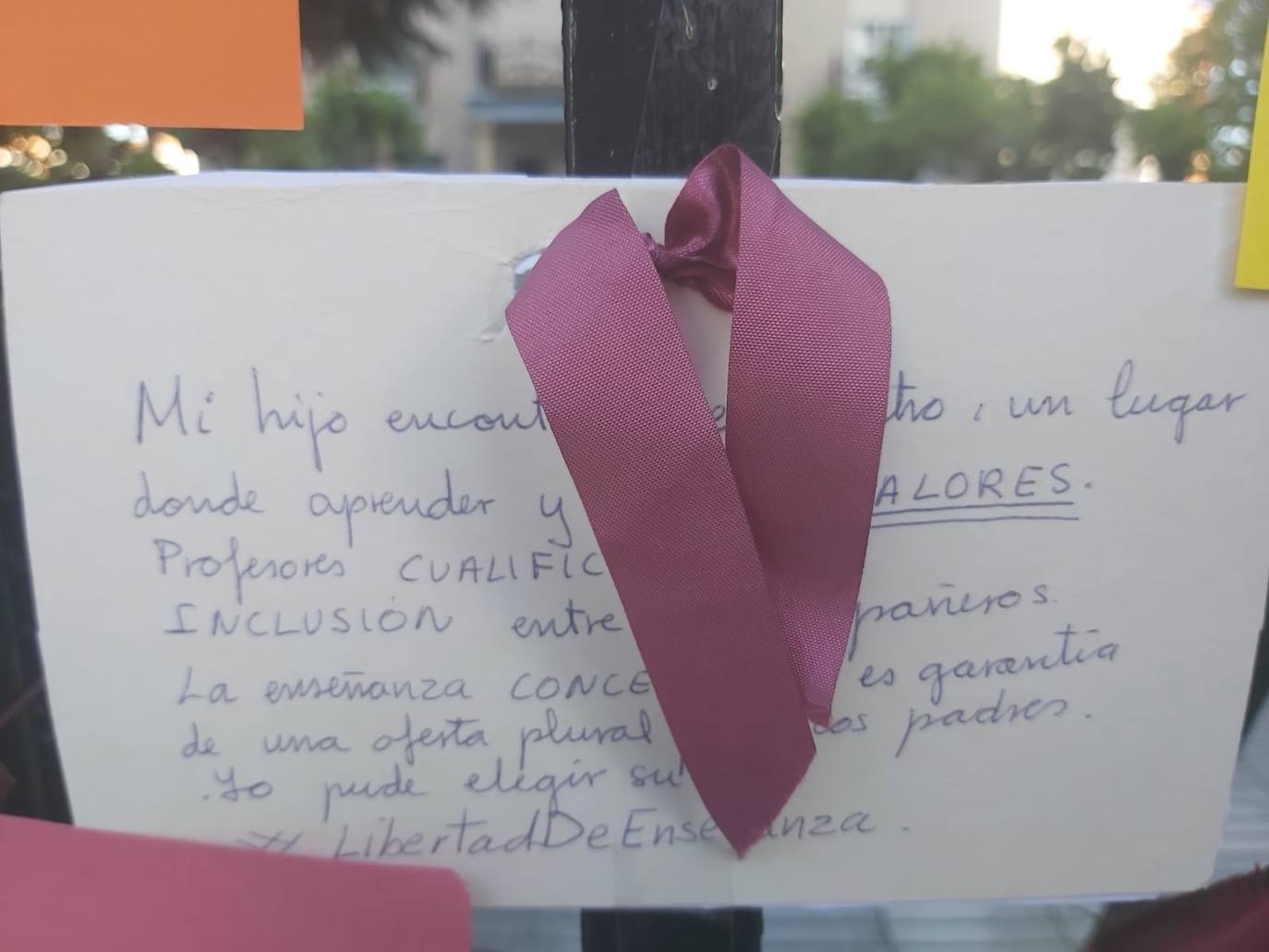 Padres de alumnos, exalumnos del colegio y defensores de la educación concertada y «de la elección de colegio» llenan la puerta del centro logroñés con escritos y dibujos