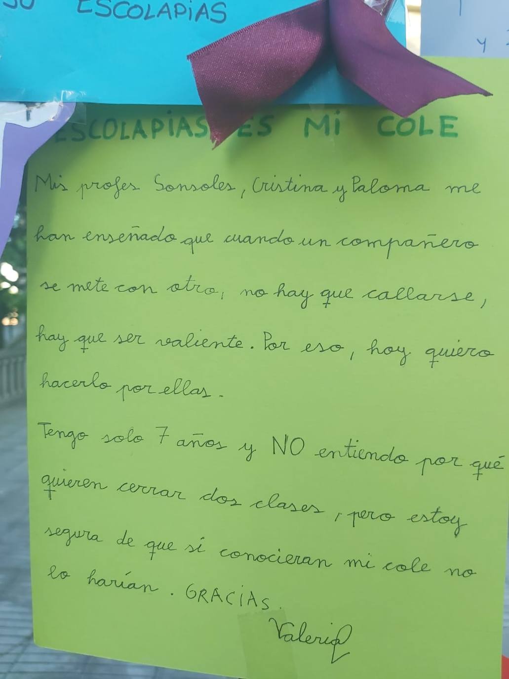 Padres de alumnos, exalumnos del colegio y defensores de la educación concertada y «de la elección de colegio» llenan la puerta del centro logroñés con escritos y dibujos