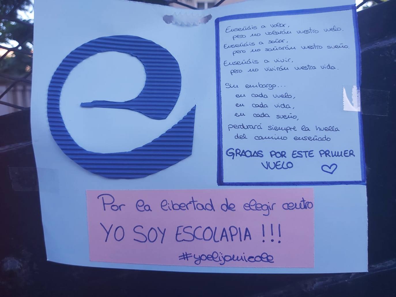 Padres de alumnos, exalumnos del colegio y defensores de la educación concertada y «de la elección de colegio» llenan la puerta del centro logroñés con escritos y dibujos