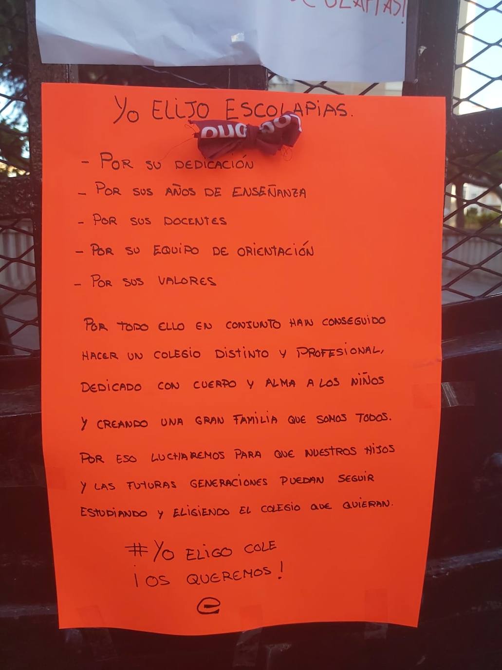 Padres de alumnos, exalumnos del colegio y defensores de la educación concertada y «de la elección de colegio» llenan la puerta del centro logroñés con escritos y dibujos