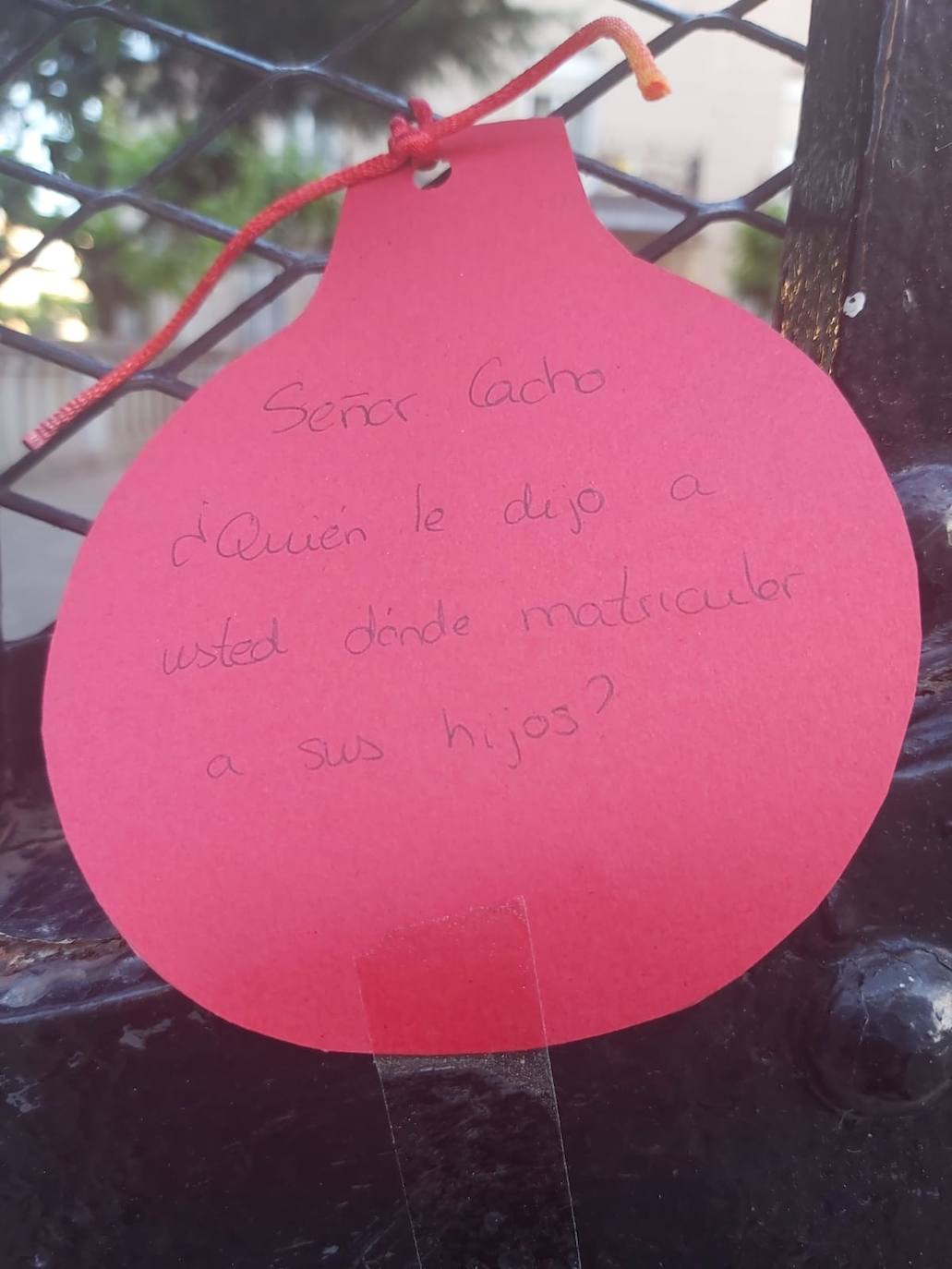 Padres de alumnos, exalumnos del colegio y defensores de la educación concertada y «de la elección de colegio» llenan la puerta del centro logroñés con escritos y dibujos