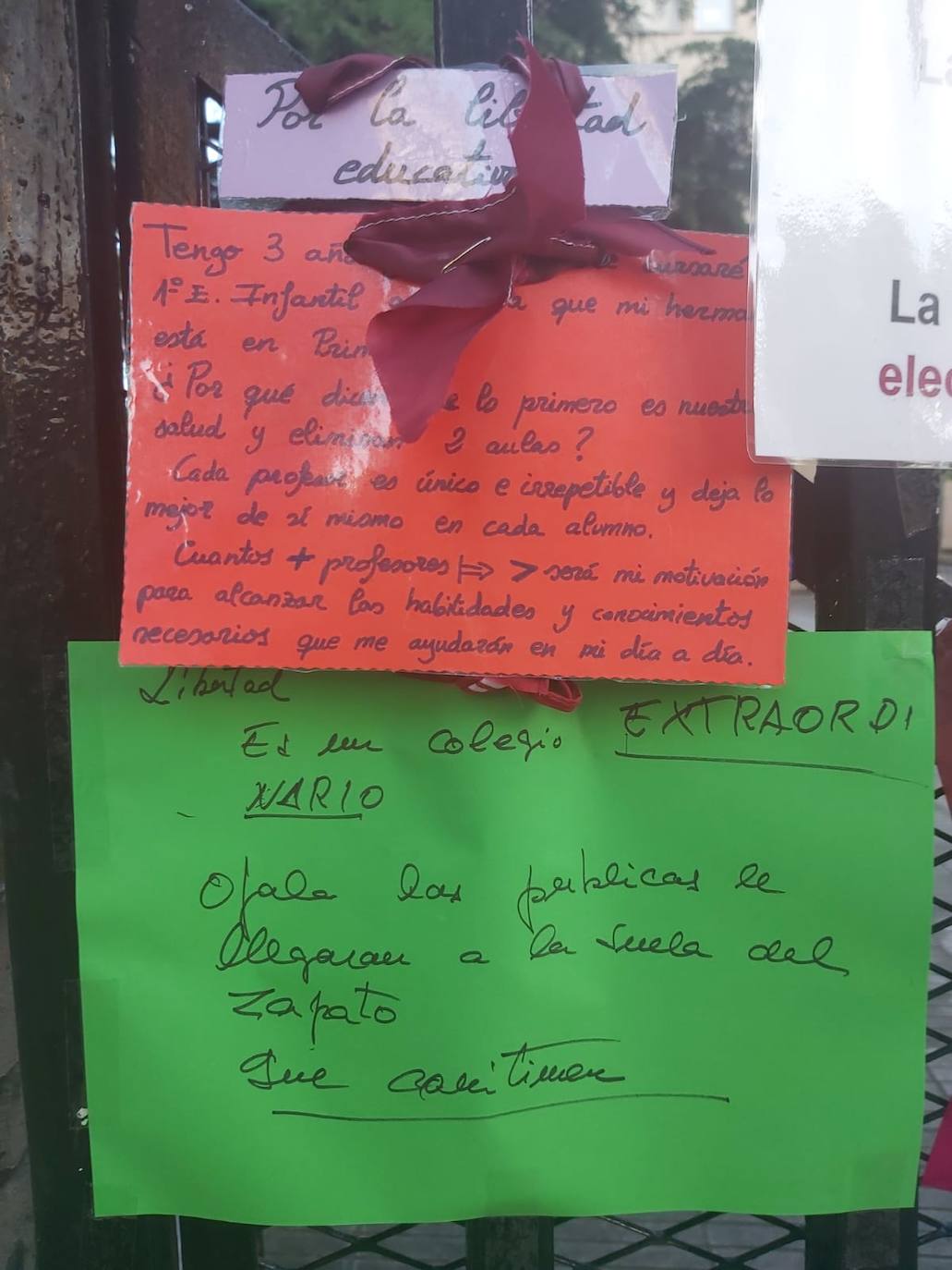 Padres de alumnos, exalumnos del colegio y defensores de la educación concertada y «de la elección de colegio» llenan la puerta del centro logroñés con escritos y dibujos