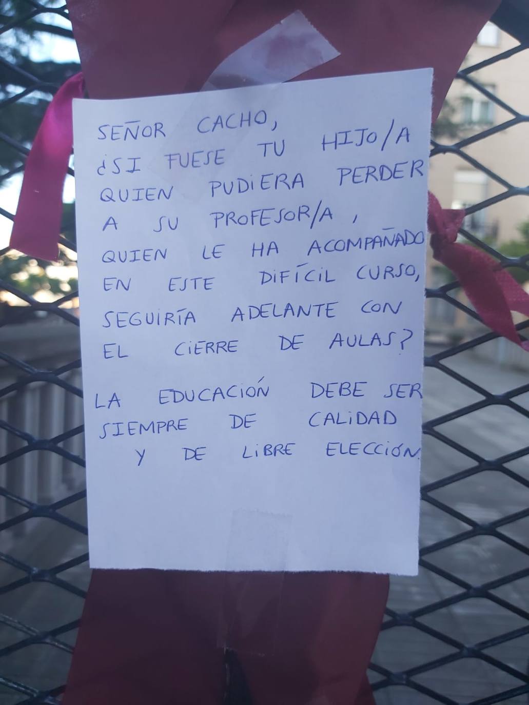 Padres de alumnos, exalumnos del colegio y defensores de la educación concertada y «de la elección de colegio» llenan la puerta del centro logroñés con escritos y dibujos