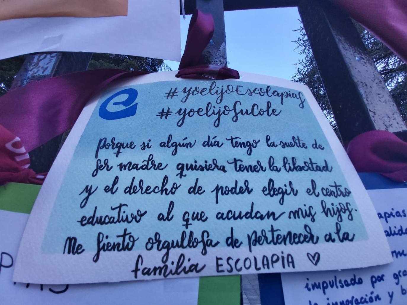 Padres de alumnos, exalumnos del colegio y defensores de la educación concertada y «de la elección de colegio» llenan la puerta del centro logroñés con escritos y dibujos