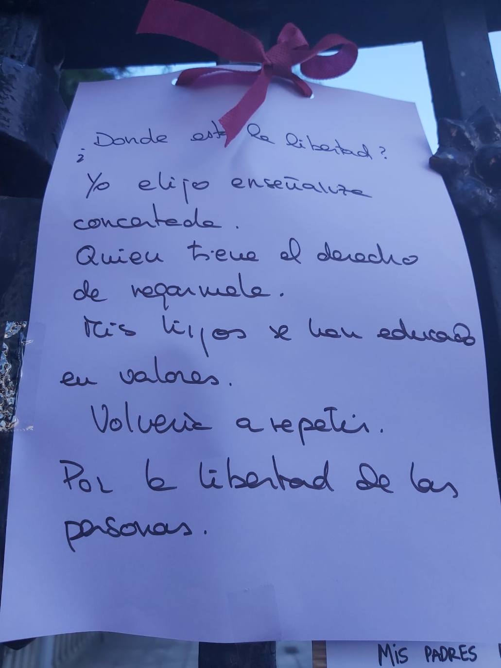 Padres de alumnos, exalumnos del colegio y defensores de la educación concertada y «de la elección de colegio» llenan la puerta del centro logroñés con escritos y dibujos