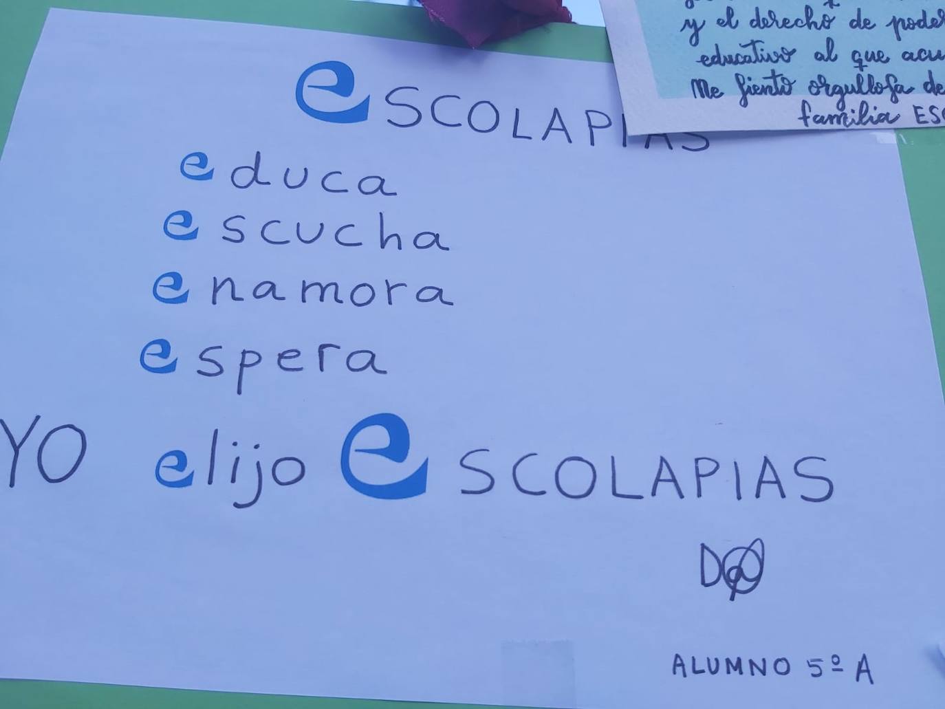 Padres de alumnos, exalumnos del colegio y defensores de la educación concertada y «de la elección de colegio» llenan la puerta del centro logroñés con escritos y dibujos