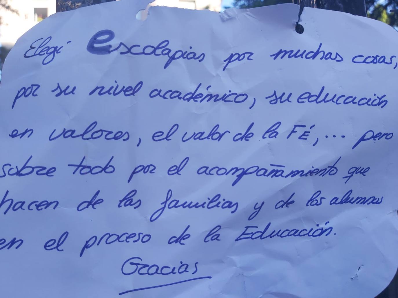 Padres de alumnos, exalumnos del colegio y defensores de la educación concertada y «de la elección de colegio» llenan la puerta del centro logroñés con escritos y dibujos