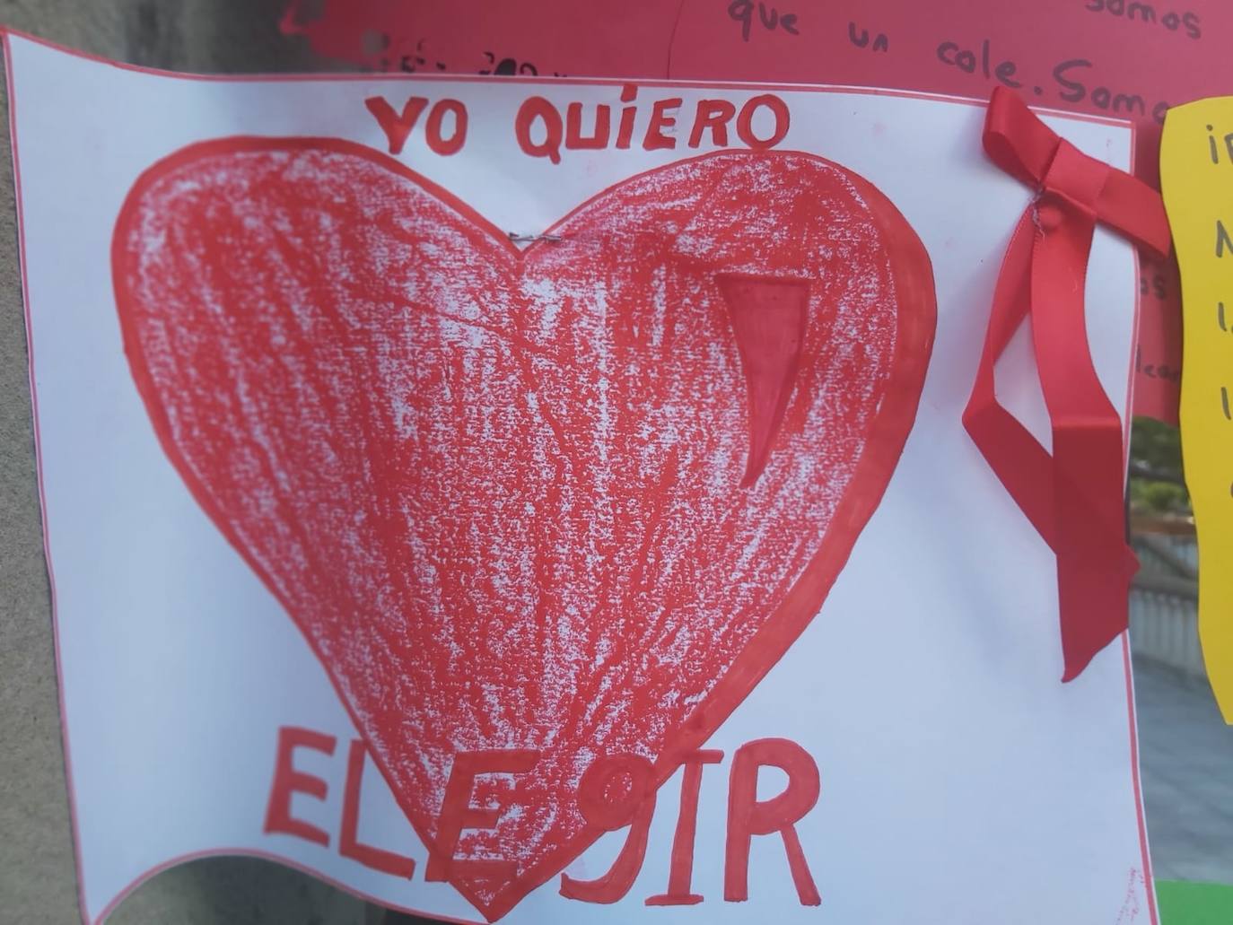 Padres de alumnos, exalumnos del colegio y defensores de la educación concertada y «de la elección de colegio» llenan la puerta del centro logroñés con escritos y dibujos