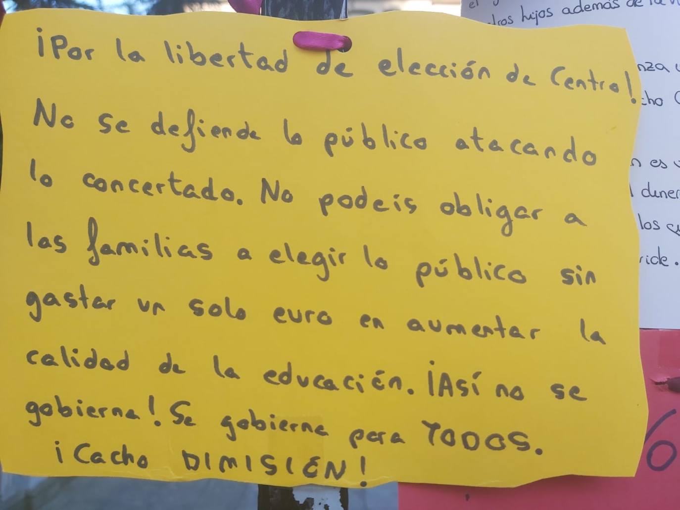 Padres de alumnos, exalumnos del colegio y defensores de la educación concertada y «de la elección de colegio» llenan la puerta del centro logroñés con escritos y dibujos