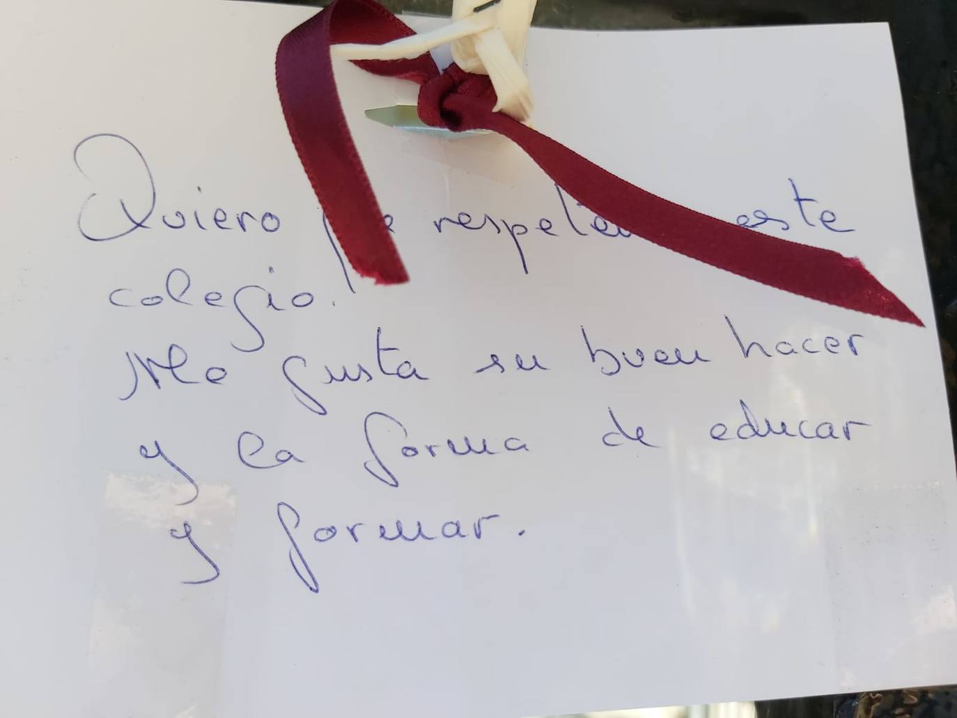 Padres de alumnos, exalumnos del colegio y defensores de la educación concertada y «de la elección de colegio» llenan la puerta del centro logroñés con escritos y dibujos