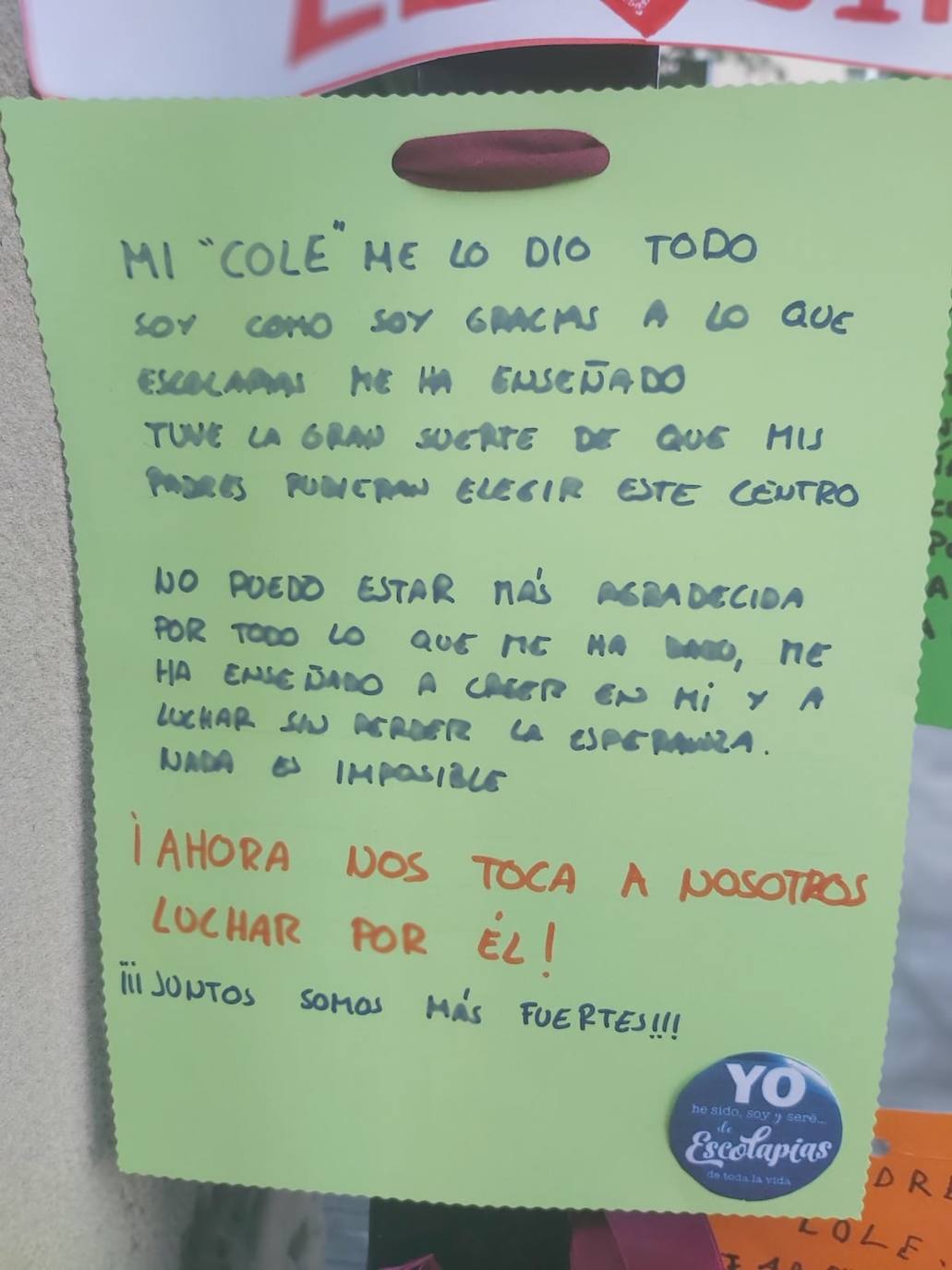 Padres de alumnos, exalumnos del colegio y defensores de la educación concertada y «de la elección de colegio» llenan la puerta del centro logroñés con escritos y dibujos