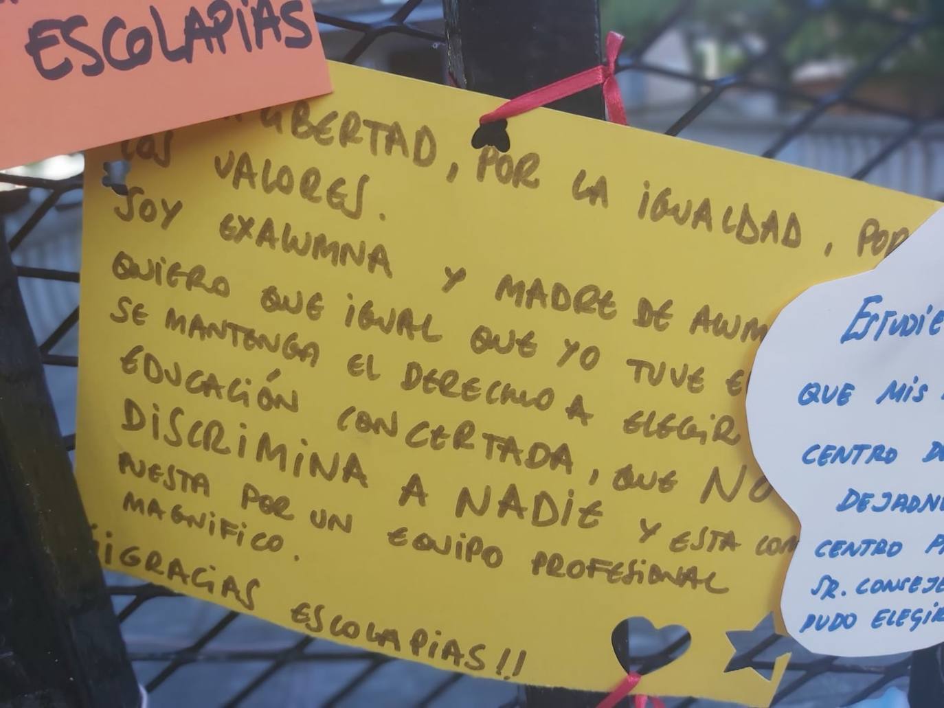 Padres de alumnos, exalumnos del colegio y defensores de la educación concertada y «de la elección de colegio» llenan la puerta del centro logroñés con escritos y dibujos