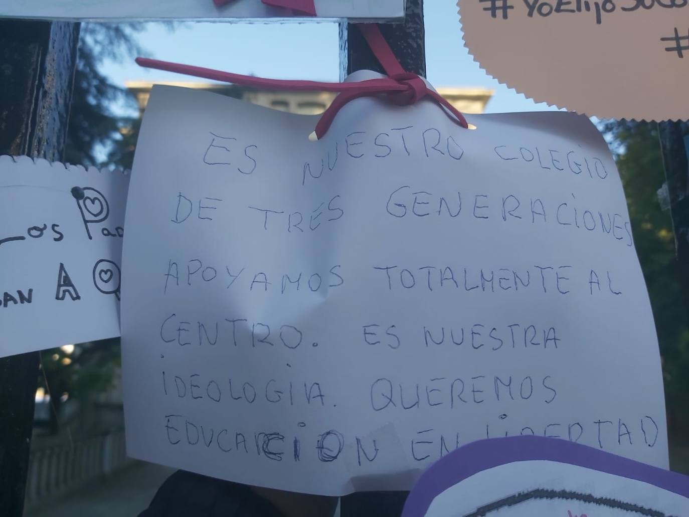 Padres de alumnos, exalumnos del colegio y defensores de la educación concertada y «de la elección de colegio» llenan la puerta del centro logroñés con escritos y dibujos