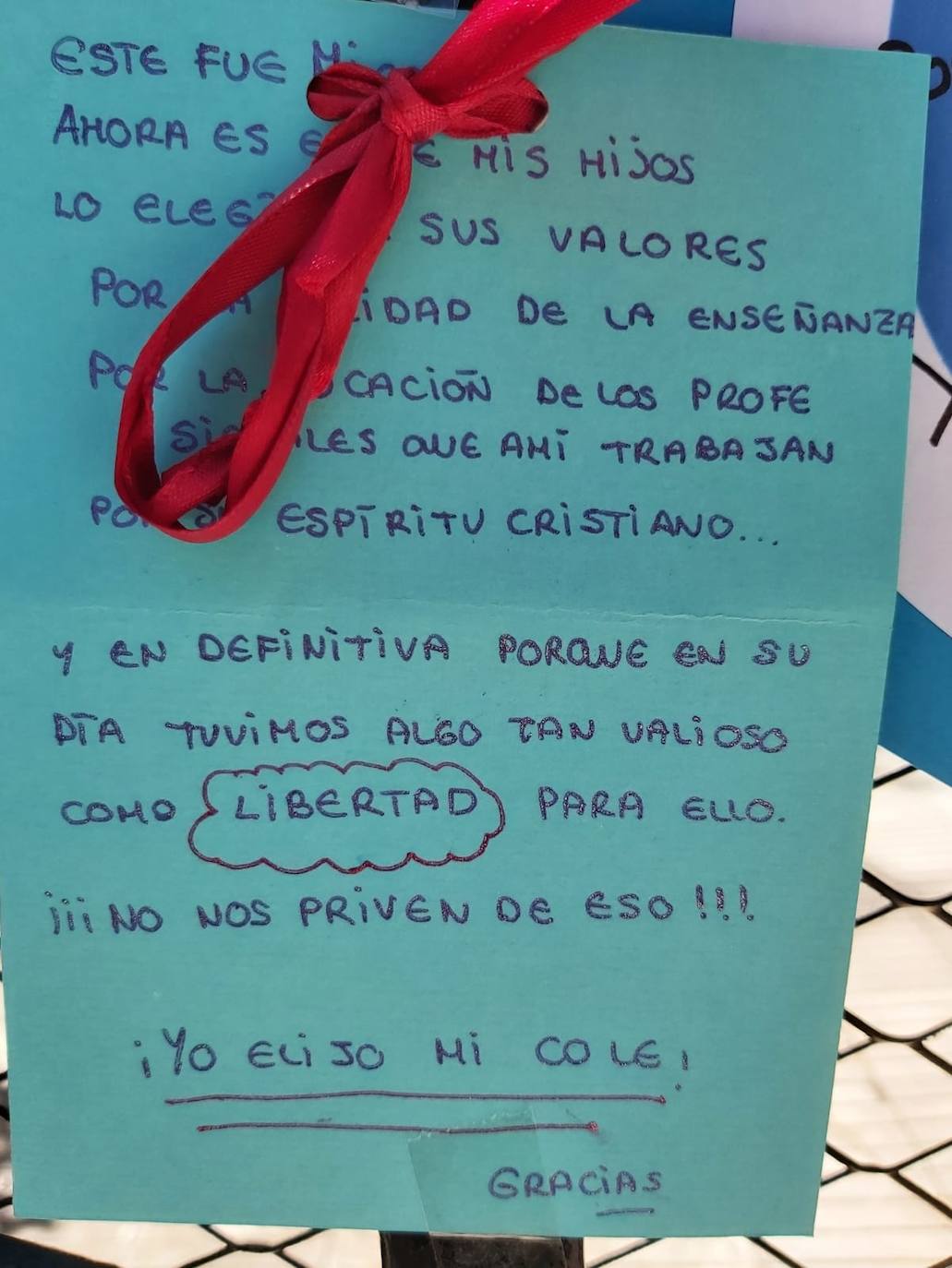 Padres de alumnos, exalumnos del colegio y defensores de la educación concertada y «de la elección de colegio» llenan la puerta del centro logroñés con escritos y dibujos