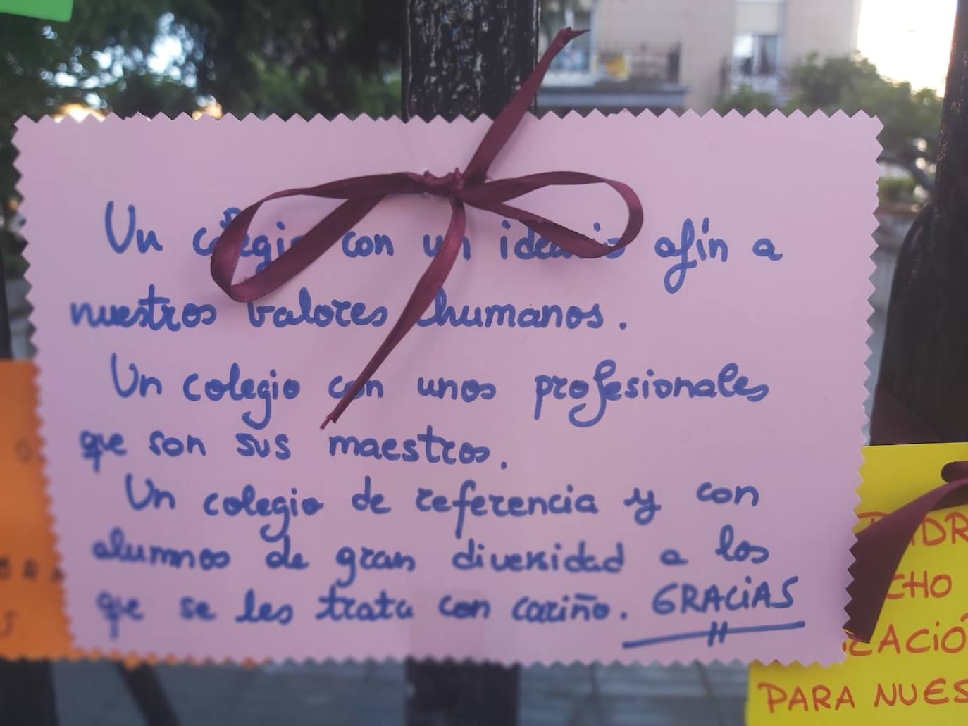 Padres de alumnos, exalumnos del colegio y defensores de la educación concertada y «de la elección de colegio» llenan la puerta del centro logroñés con escritos y dibujos
