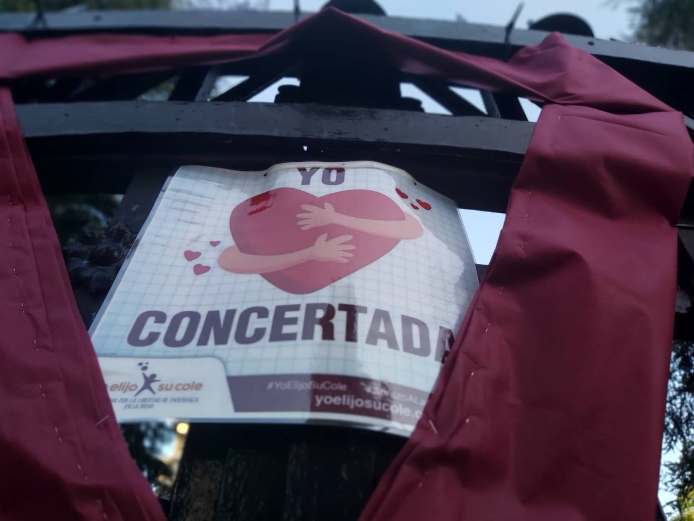 Padres de alumnos, exalumnos del colegio y defensores de la educación concertada y «de la elección de colegio» llenan la puerta del centro logroñés con escritos y dibujos