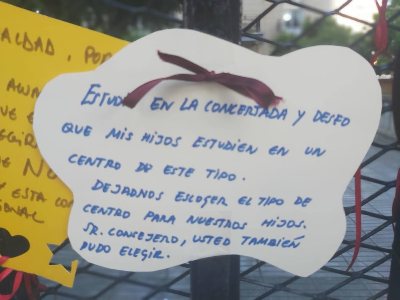 Padres de alumnos, exalumnos del colegio y defensores de la educación concertada y «de la elección de colegio» llenan la puerta del centro logroñés con escritos y dibujos