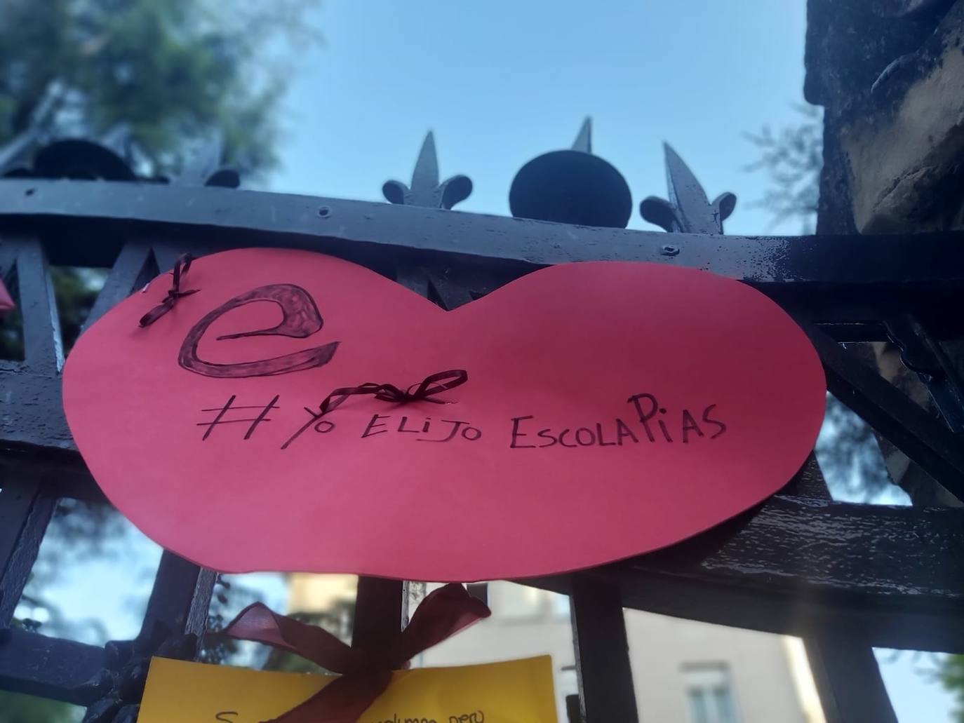 Padres de alumnos, exalumnos del colegio y defensores de la educación concertada y «de la elección de colegio» llenan la puerta del centro logroñés con escritos y dibujos