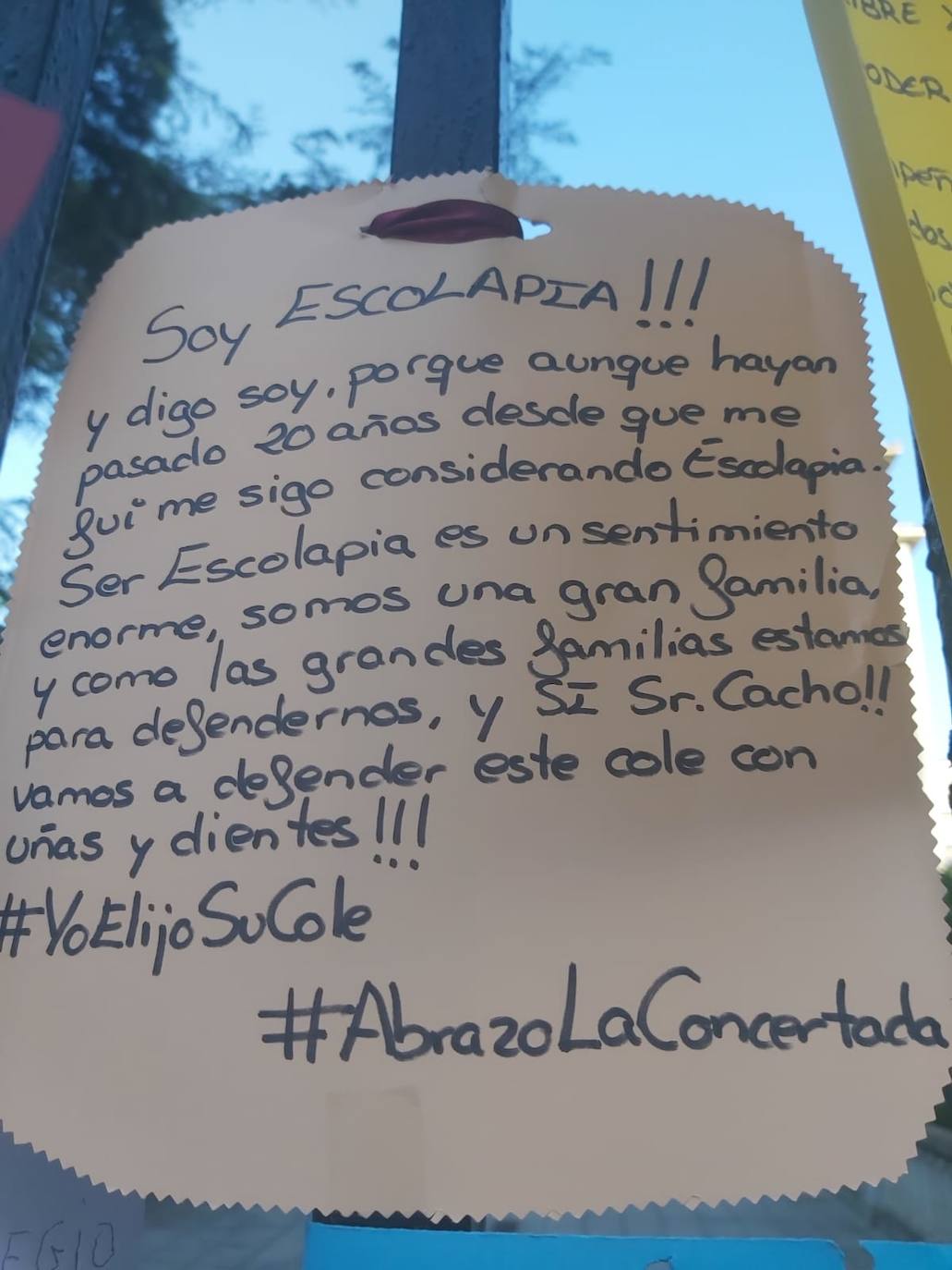 Padres de alumnos, exalumnos del colegio y defensores de la educación concertada y «de la elección de colegio» llenan la puerta del centro logroñés con escritos y dibujos