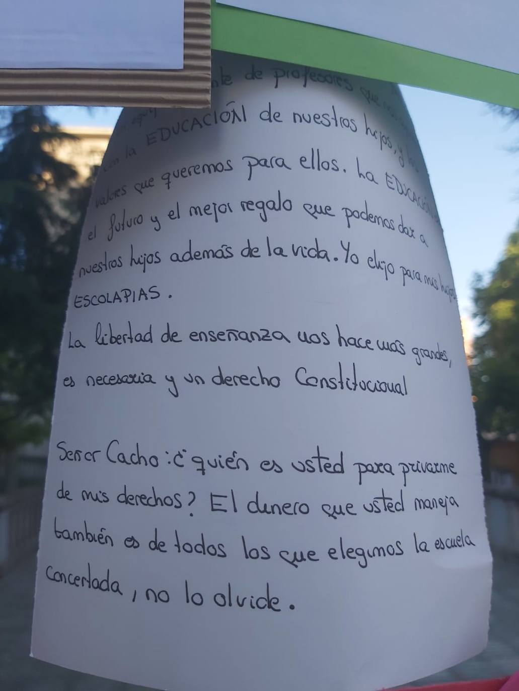 Padres de alumnos, exalumnos del colegio y defensores de la educación concertada y «de la elección de colegio» llenan la puerta del centro logroñés con escritos y dibujos