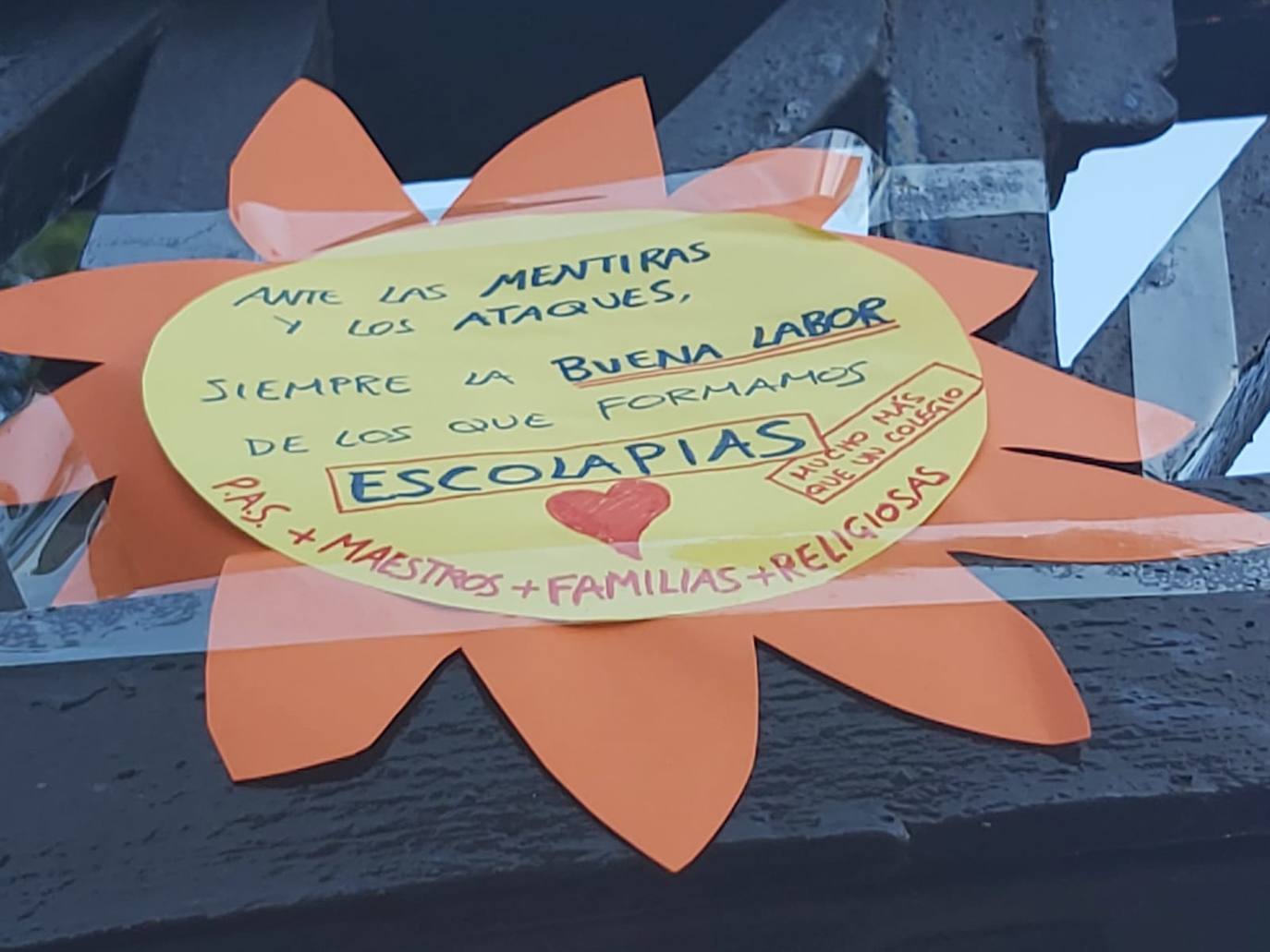 Padres de alumnos, exalumnos del colegio y defensores de la educación concertada y «de la elección de colegio» llenan la puerta del centro logroñés con escritos y dibujos