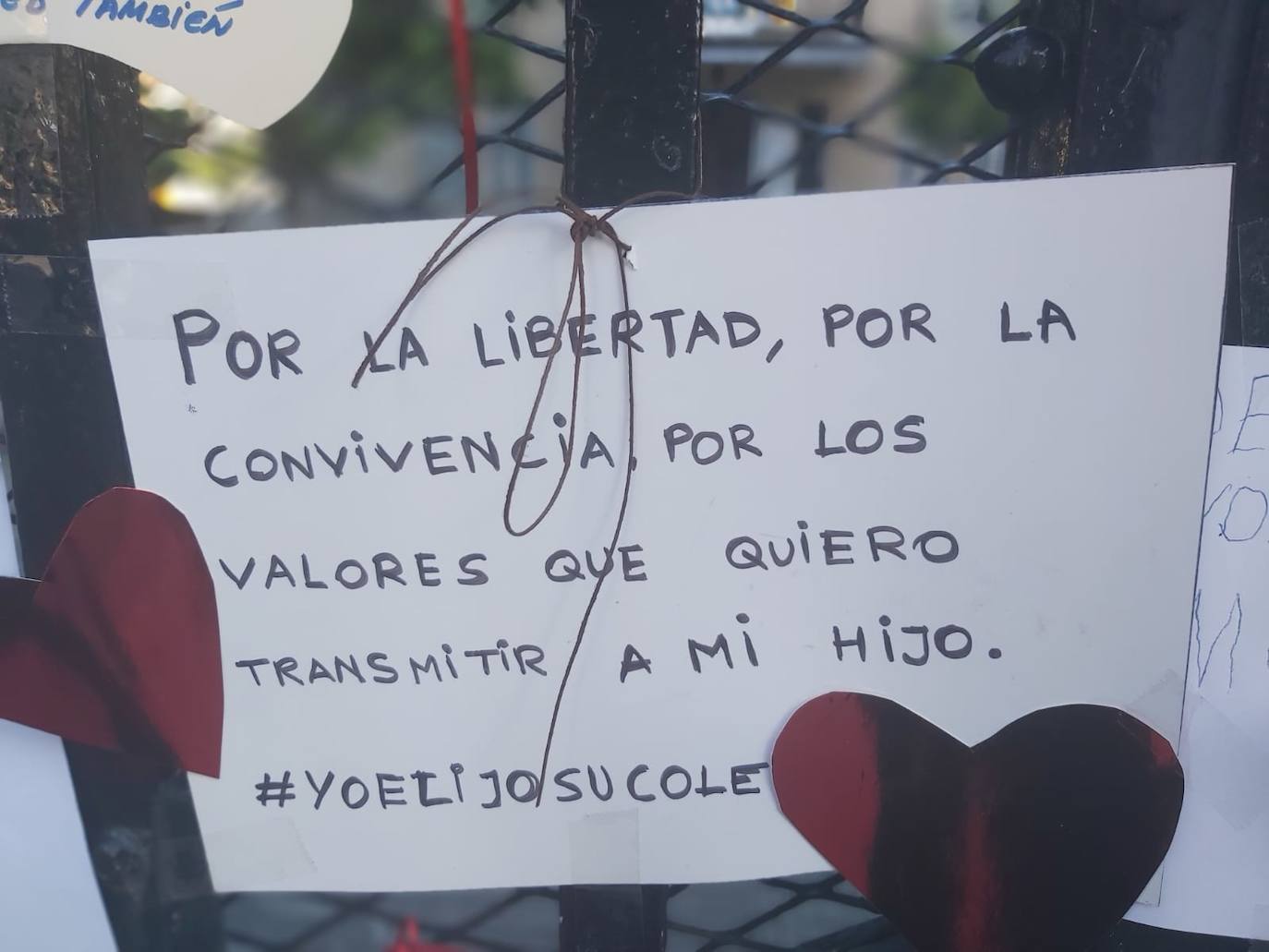 Padres de alumnos, exalumnos del colegio y defensores de la educación concertada y «de la elección de colegio» llenan la puerta del centro logroñés con escritos y dibujos
