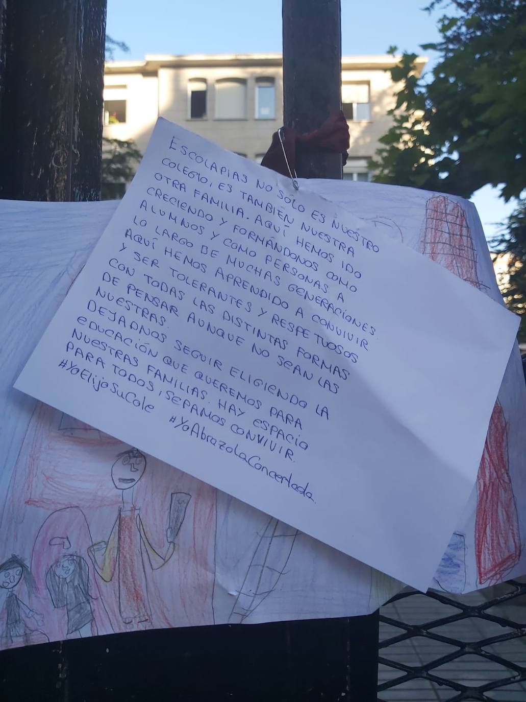 Padres de alumnos, exalumnos del colegio y defensores de la educación concertada y «de la elección de colegio» llenan la puerta del centro logroñés con escritos y dibujos