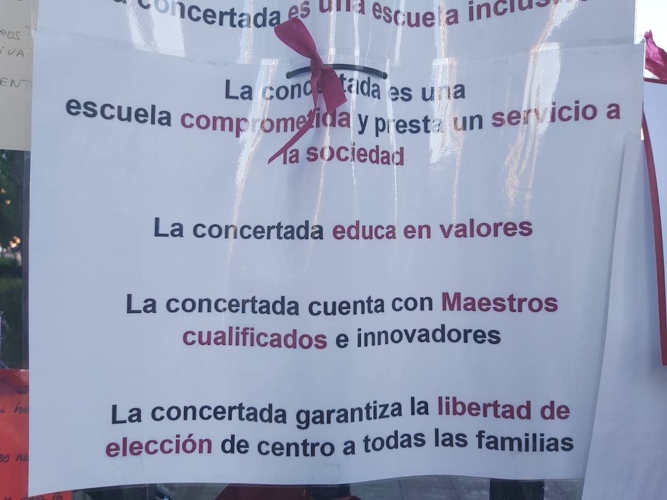 Padres de alumnos, exalumnos del colegio y defensores de la educación concertada y «de la elección de colegio» llenan la puerta del centro logroñés con escritos y dibujos