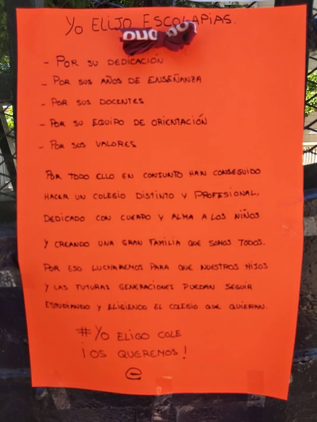 Padres de alumnos, exalumnos del colegio y defensores de la educación concertada y «de la elección de colegio» llenan la puerta del centro logroñés con escritos y dibujos