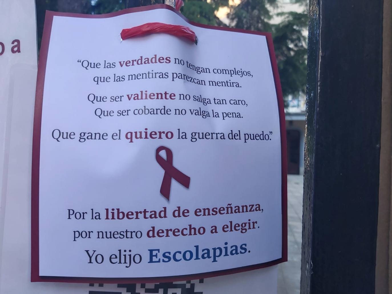 Padres de alumnos, exalumnos del colegio y defensores de la educación concertada y «de la elección de colegio» llenan la puerta del centro logroñés con escritos y dibujos