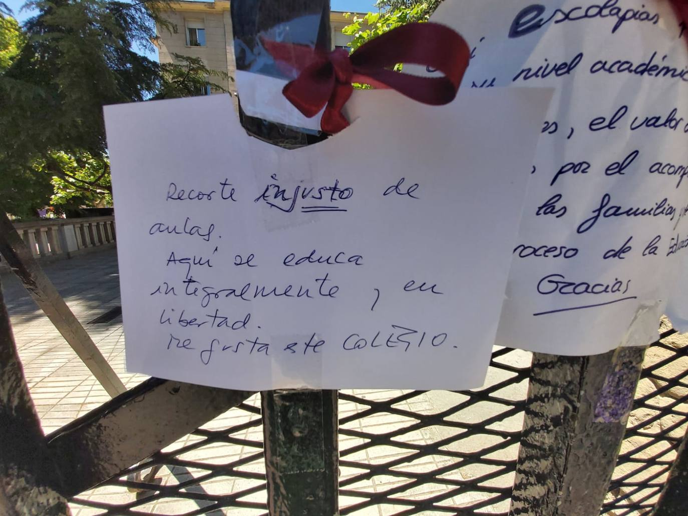 Padres de alumnos, exalumnos del colegio y defensores de la educación concertada y «de la elección de colegio» llenan la puerta del centro logroñés con escritos y dibujos