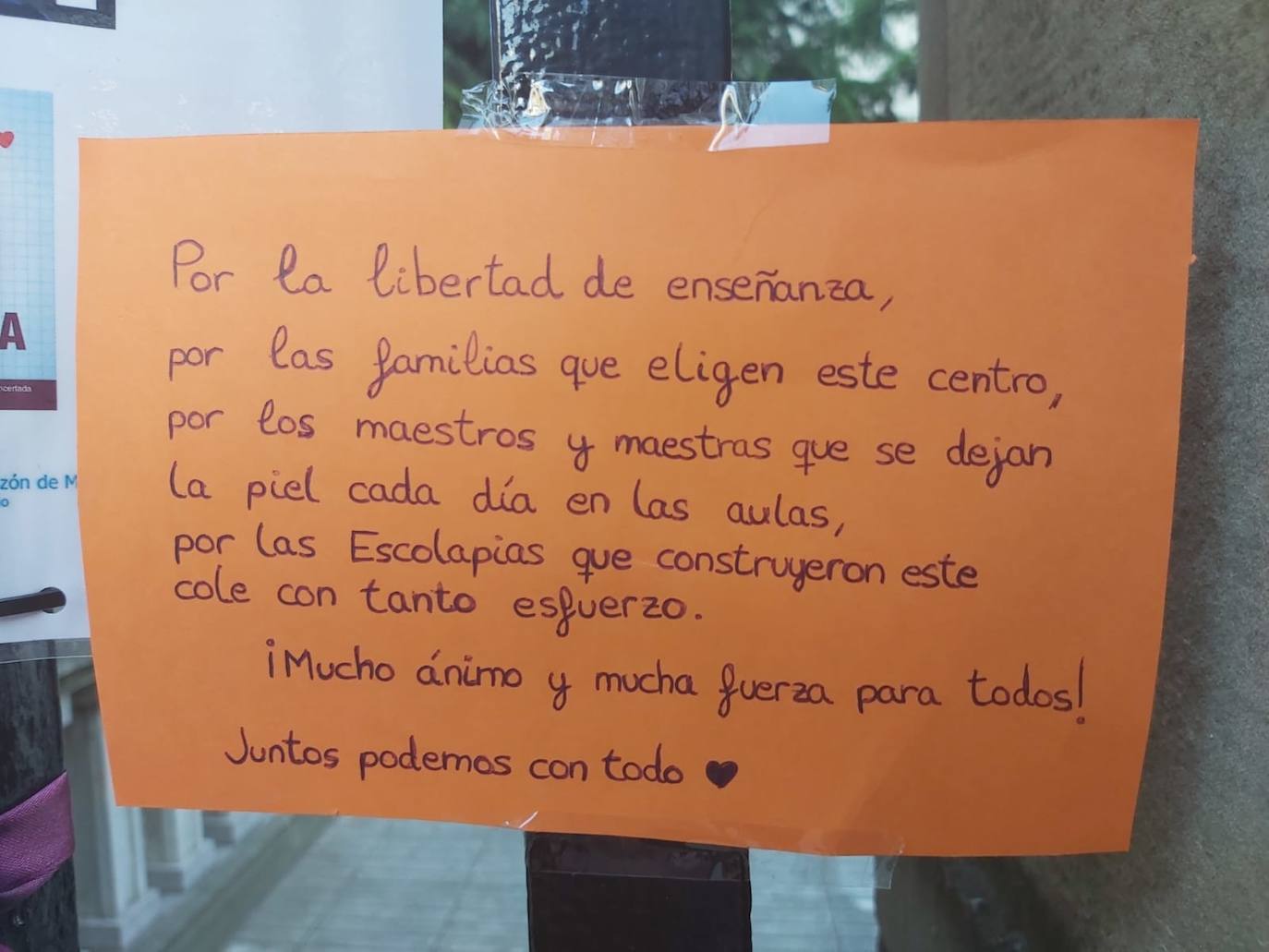 Padres de alumnos, exalumnos del colegio y defensores de la educación concertada y «de la elección de colegio» llenan la puerta del centro logroñés con escritos y dibujos