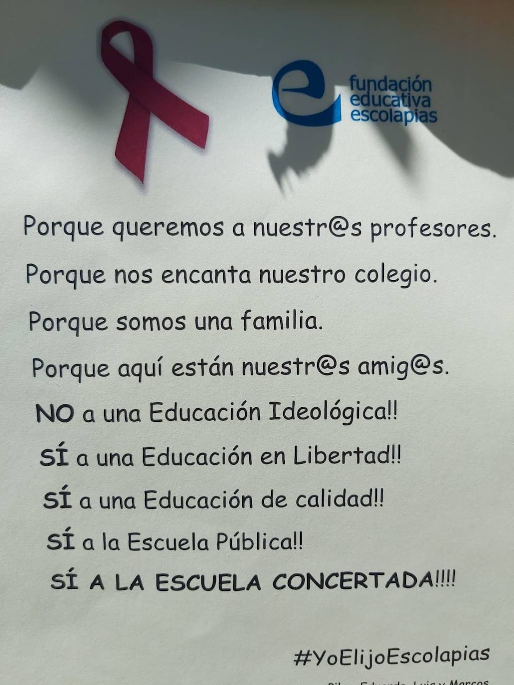 Padres de alumnos, exalumnos del colegio y defensores de la educación concertada y «de la elección de colegio» llenan la puerta del centro logroñés con escritos y dibujos