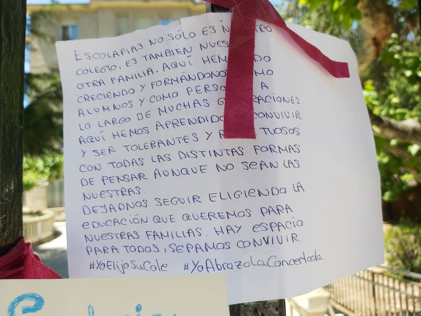 Padres de alumnos, exalumnos del colegio y defensores de la educación concertada y «de la elección de colegio» llenan la puerta del centro logroñés con escritos y dibujos