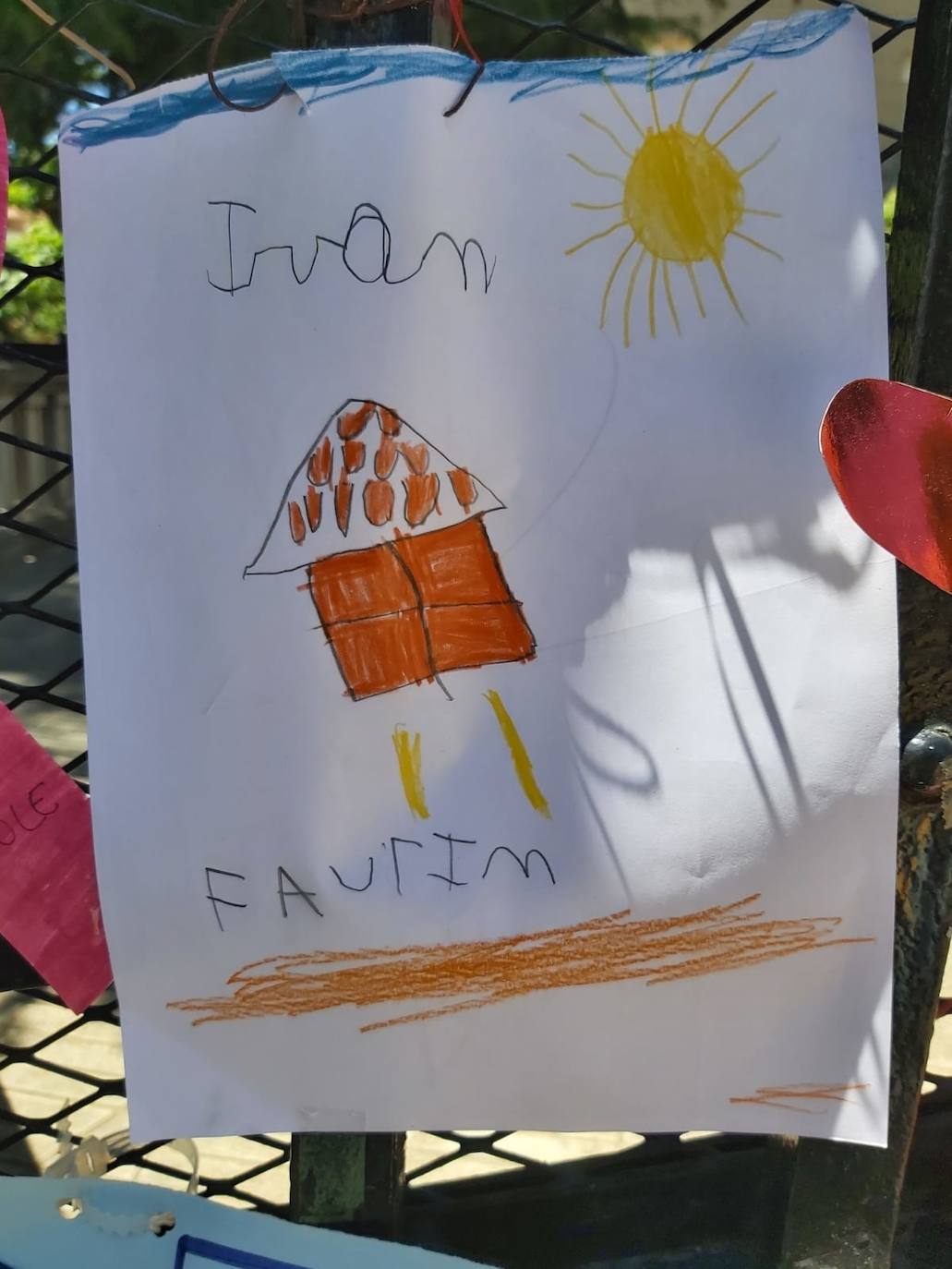 Padres de alumnos, exalumnos del colegio y defensores de la educación concertada y «de la elección de colegio» llenan la puerta del centro logroñés con escritos y dibujos