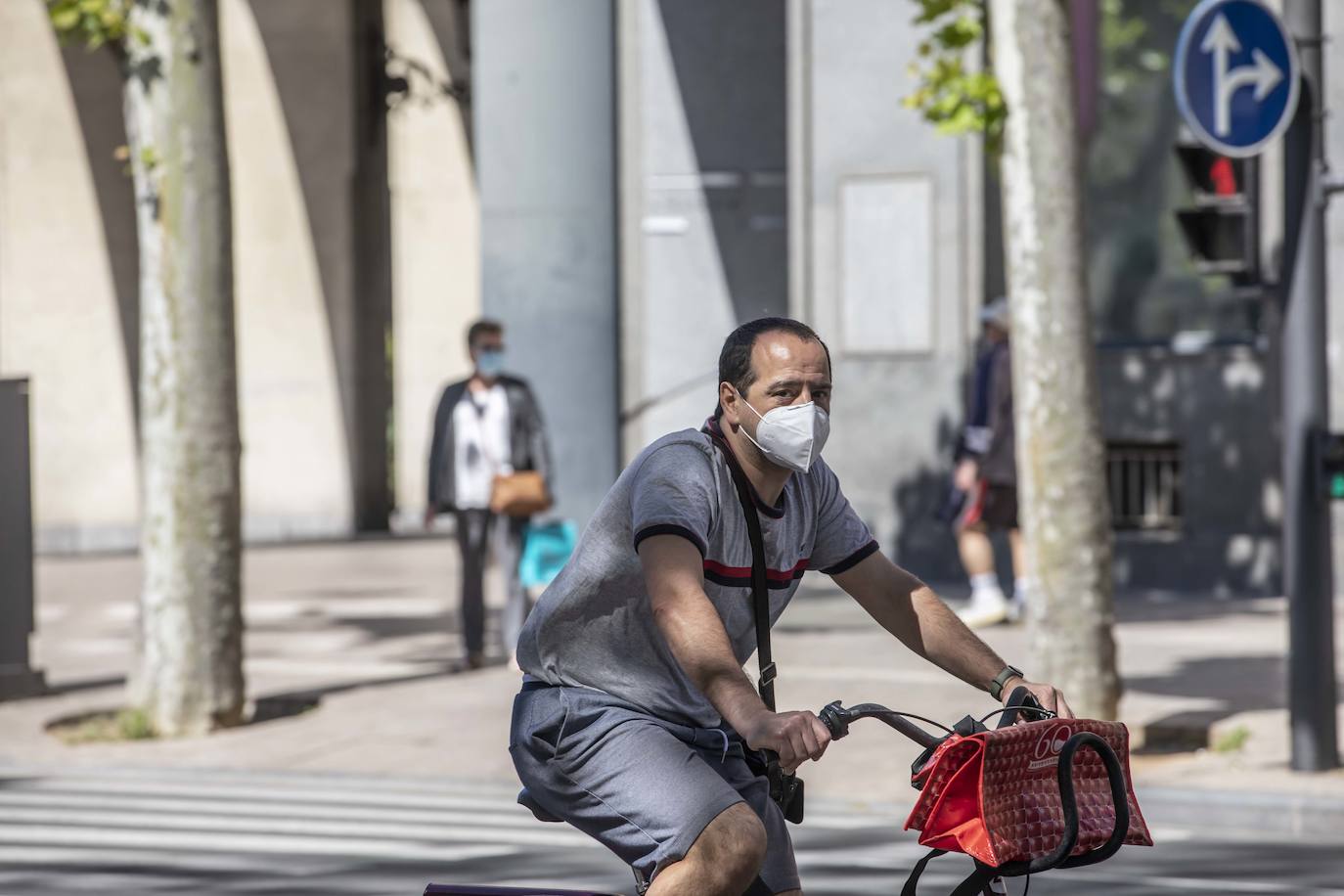 Este jueves se ha puesto en marcha la obligatoriedad del uso de mascarilla en los espacios públicos cerrados y en los lugares abiertos en los que sea imposible mantener la distancia social de dos metros. 