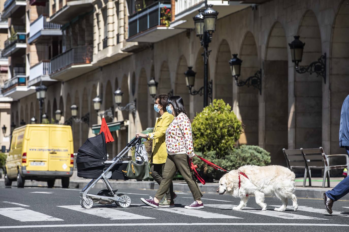 Este jueves se ha puesto en marcha la obligatoriedad del uso de mascarilla en los espacios públicos cerrados y en los lugares abiertos en los que sea imposible mantener la distancia social de dos metros. 