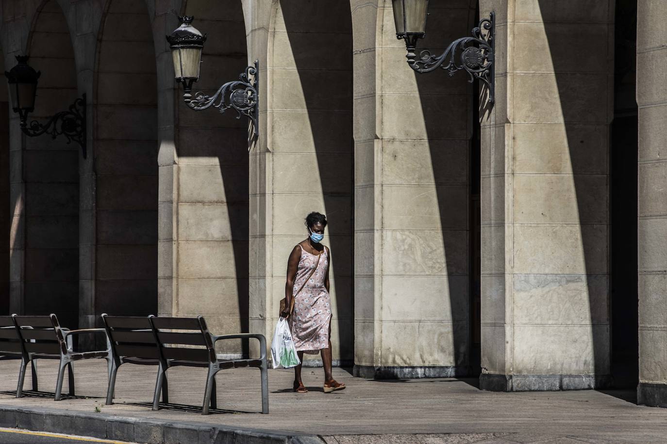 Este jueves se ha puesto en marcha la obligatoriedad del uso de mascarilla en los espacios públicos cerrados y en los lugares abiertos en los que sea imposible mantener la distancia social de dos metros. 