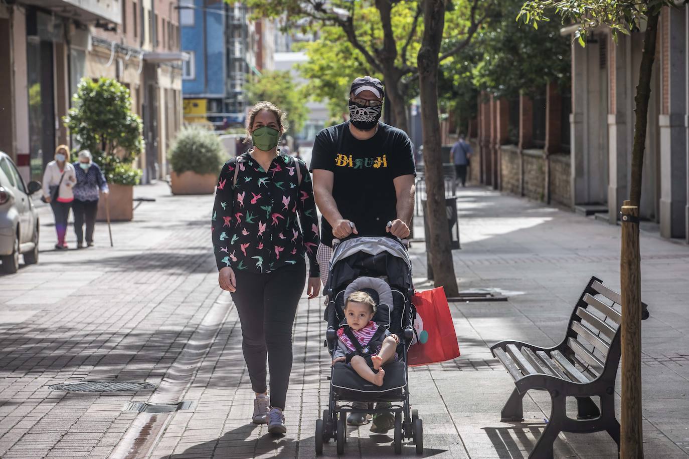 Este jueves se ha puesto en marcha la obligatoriedad del uso de mascarilla en los espacios públicos cerrados y en los lugares abiertos en los que sea imposible mantener la distancia social de dos metros. 