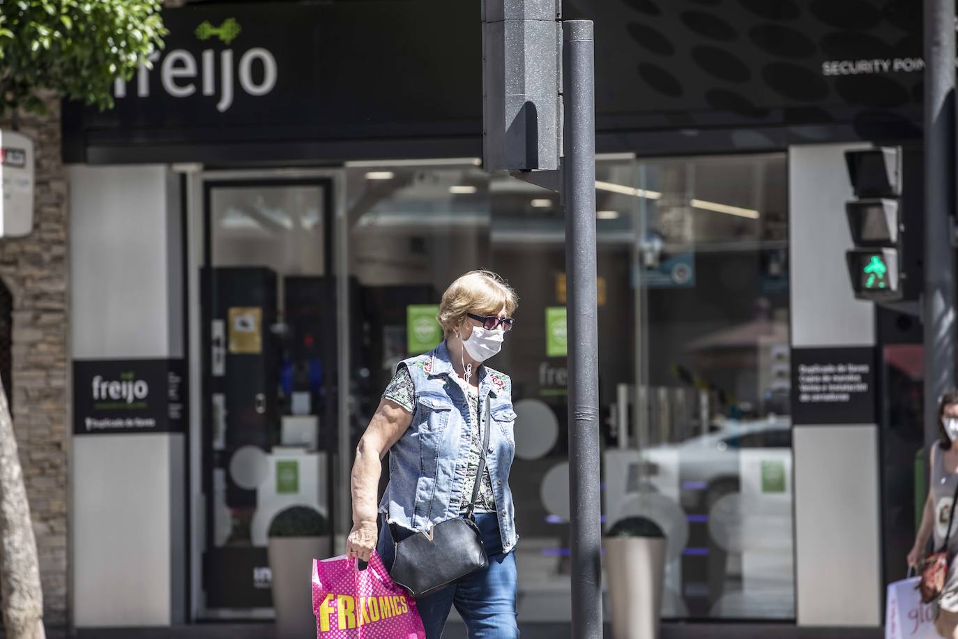 Este jueves se ha puesto en marcha la obligatoriedad del uso de mascarilla en los espacios públicos cerrados y en los lugares abiertos en los que sea imposible mantener la distancia social de dos metros. 