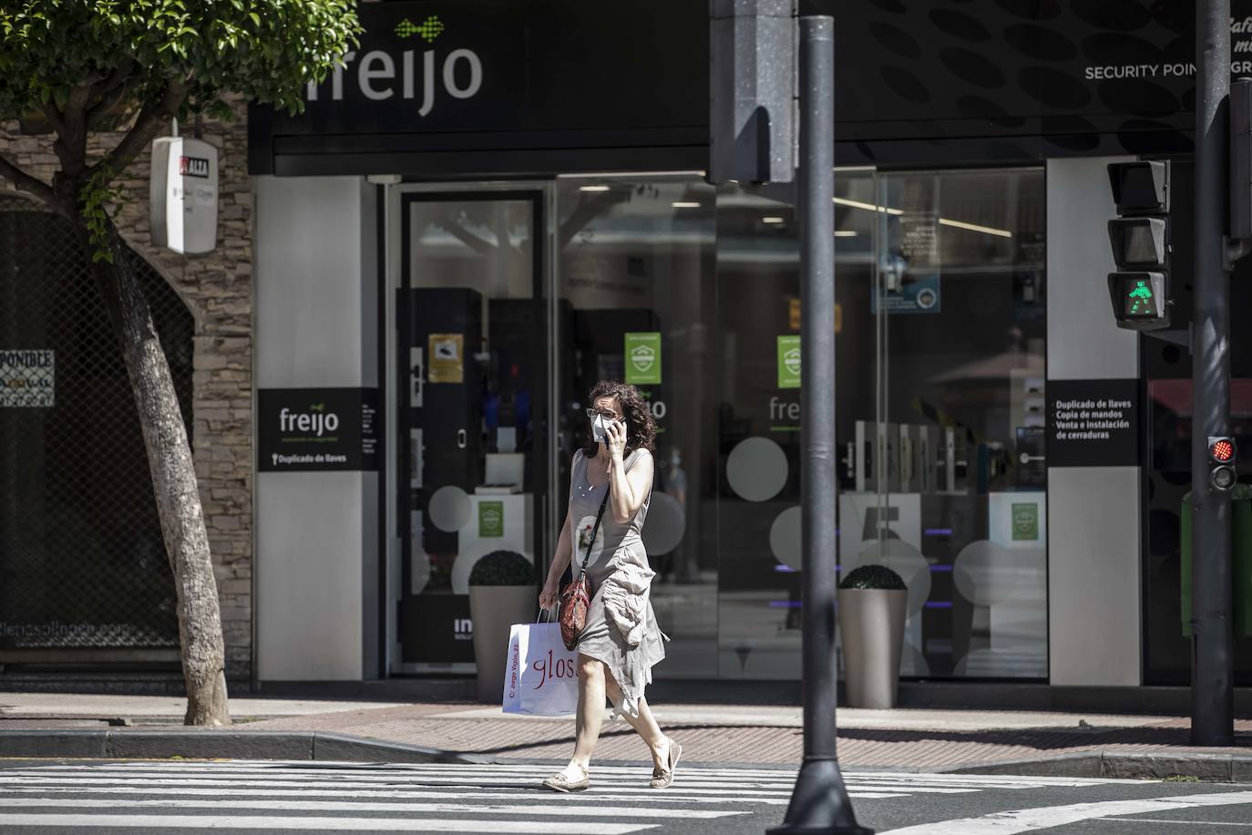 Este jueves se ha puesto en marcha la obligatoriedad del uso de mascarilla en los espacios públicos cerrados y en los lugares abiertos en los que sea imposible mantener la distancia social de dos metros. 