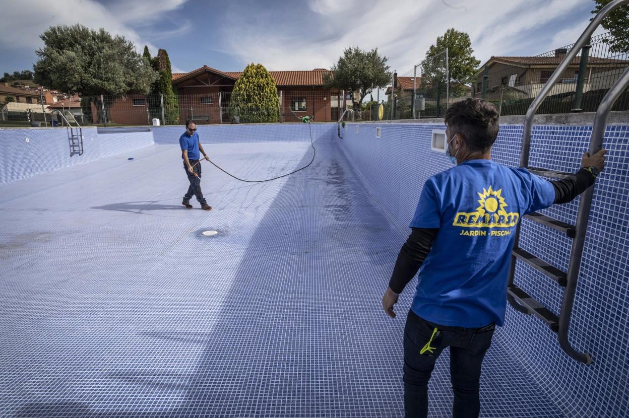 Obra en la piscina del residencial La Garnacha, de Navarrete. 