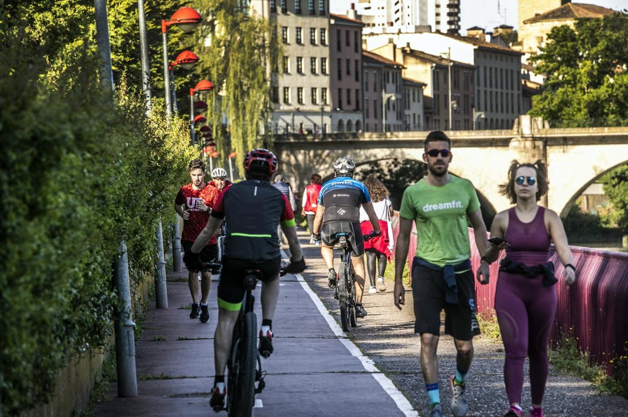 Varios ciclistas coinciden en el carril bici del parque del Ebro junto a otros runners provocando aglomeraciones. 