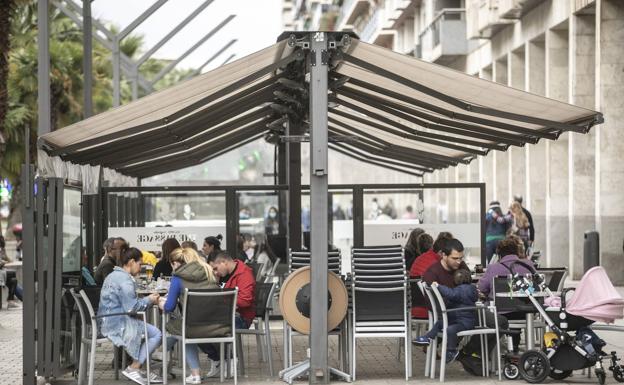 Logroñeses tomando algo en una terraza el primer día de la fase 1