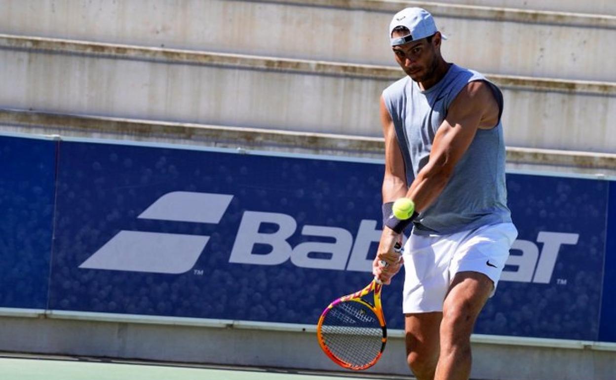 Rafa Nadal ejercitándose este viernes. 