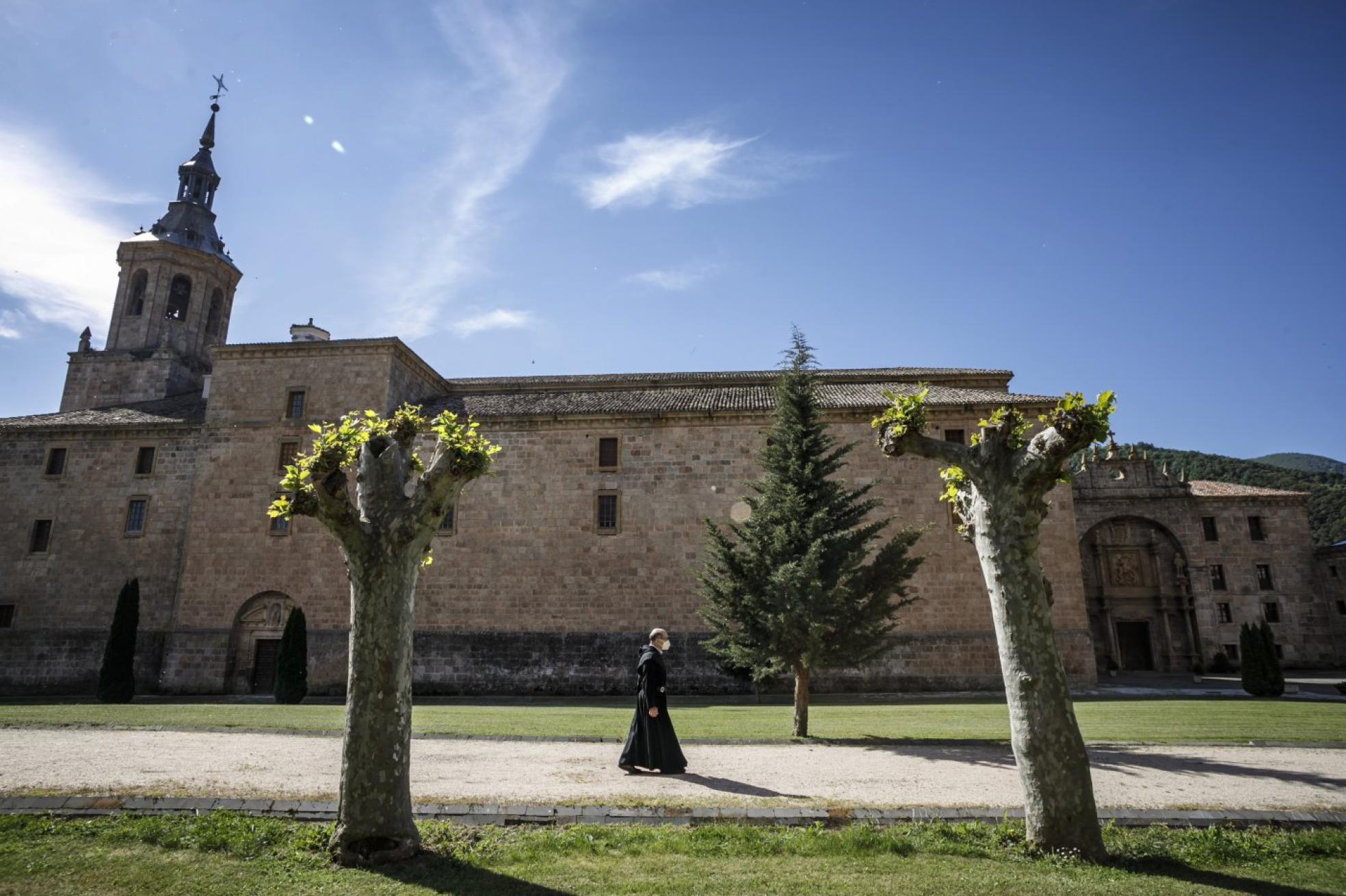 El prior del monasterio, Pedro Merino, recorre el exterior del cenobio pertrechado con la correspondiente mascarilla. 