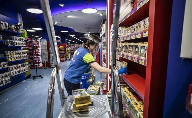 Una trabajadora limpia en la tienda de Juguettos de Logroño