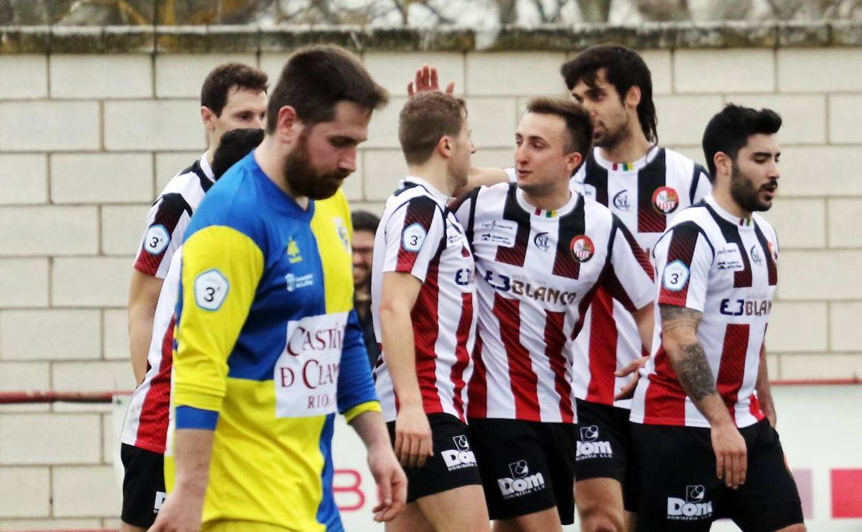 Los jugadores de la SDL celebran un tanto.