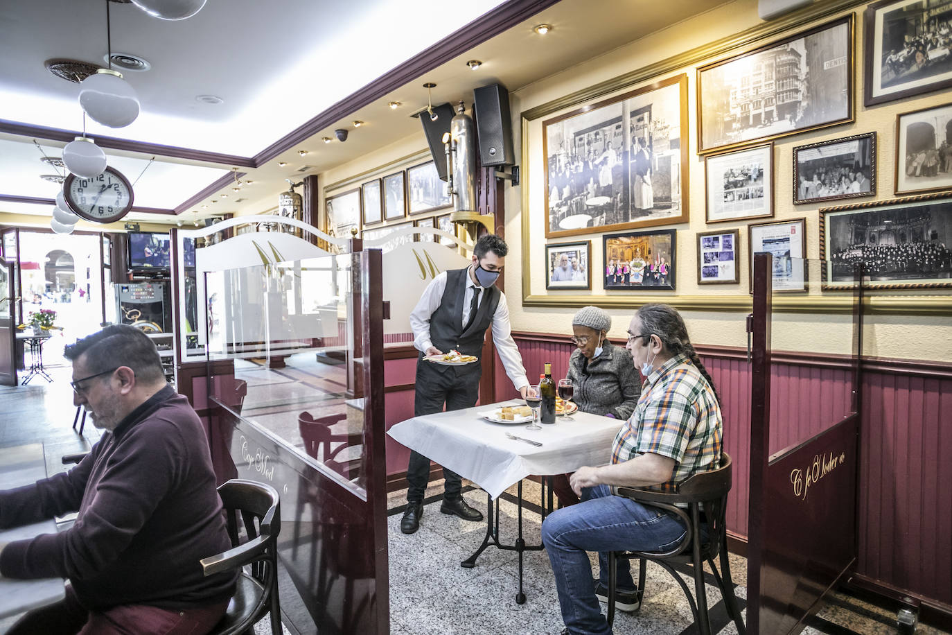 La Rioja ha entrado este lunes en fase 2 y Logroño ha vivido más movimiento en sus bares, bibliotecas, restaurantes y centros comerciales.